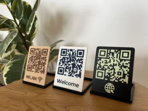 Personalisable QR-code plaque with stand – main view, 3D-printed product by PRINEN