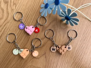 Personalisable two-part heart keychain with initials – main view, 3D-printed product by PRINEN
